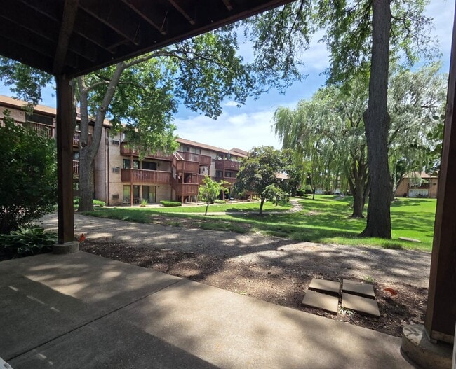 Building Photo - 2205 Arbor Cir Unit 8