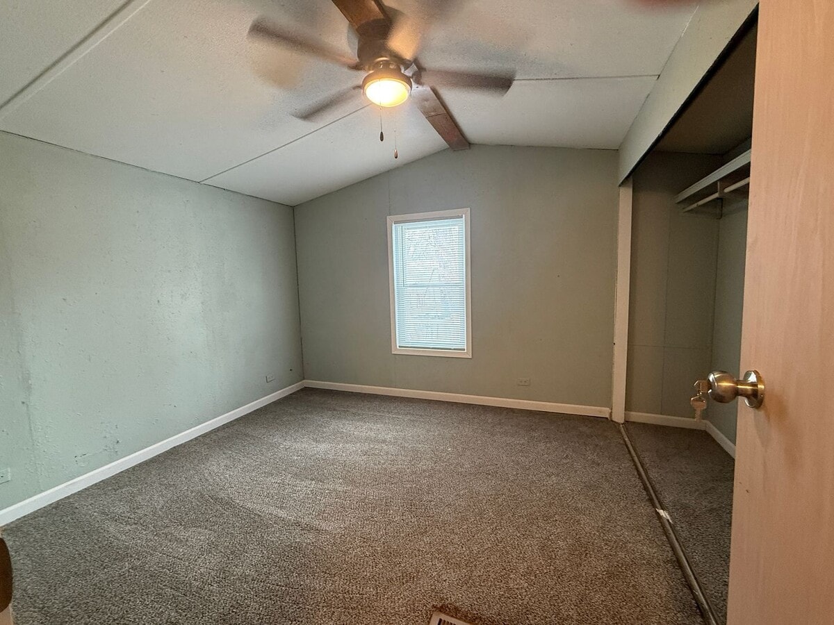 Photo - Spacious 3 bedroom 1 bathroom Pet Friendly Home