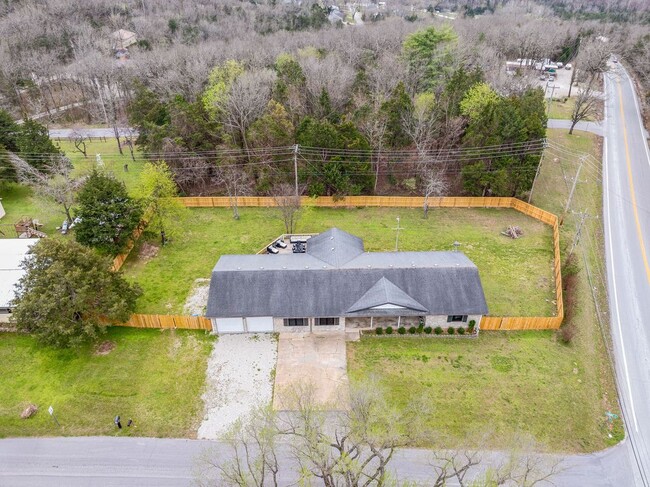 Building Photo - 118 Combs St