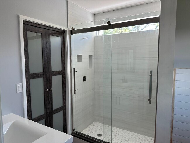 Photo - 4757 Wood St