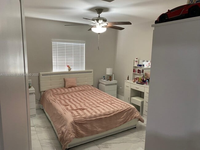 Photo - 342 E 46th St Unidad 1