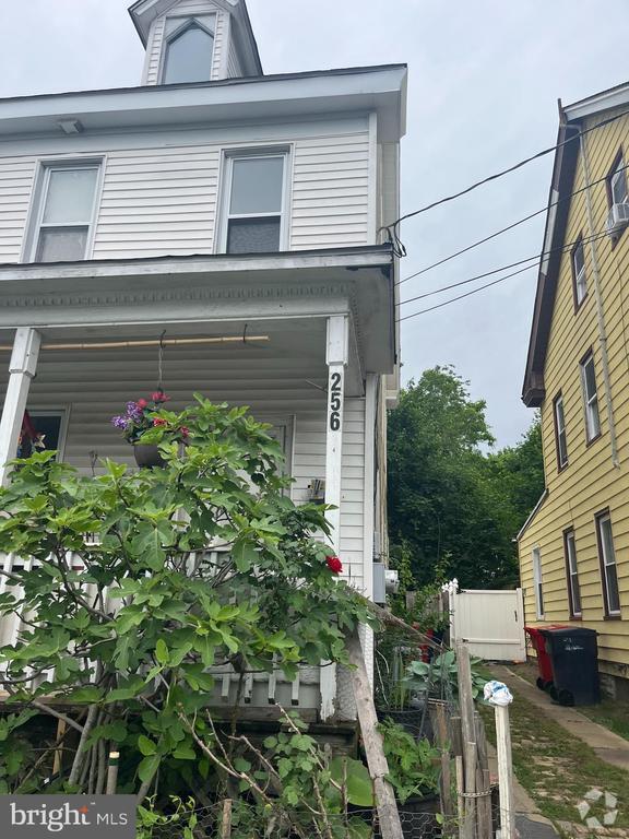 Building Photo - 256 Walnut St Rental