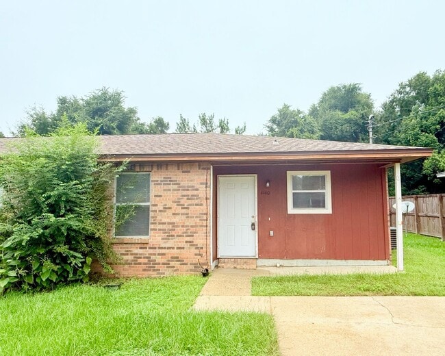 Building Photo - Spacious Triplex - Water Included Rental