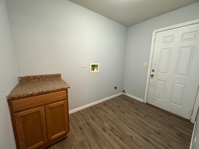 Photo - 104 W Davis St