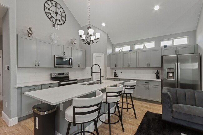Photo - 5607 Bacher St