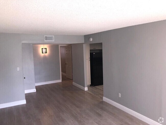 Building Photo - 4 Bed/2Bath Rental