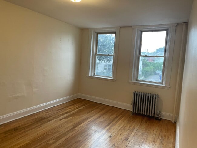 Photo - Renovated 1  bed , Sunny and Spacious, Utilities and laundry Inc Close to train 1 free Month