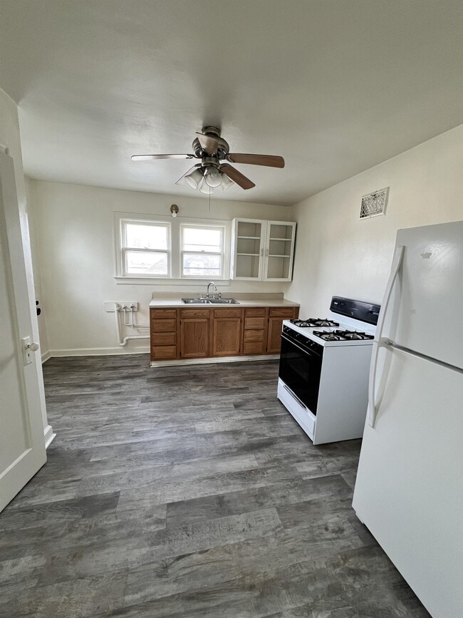 Building Photo - 609 W Broadway St Rental
