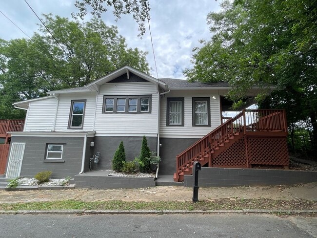 Photo - 264 Wellington St SW House
