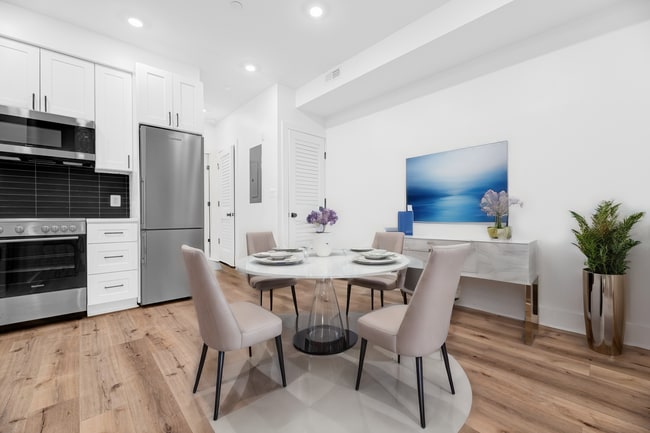 Photo - 1504 N Capitol St NW #002 Unidad 002