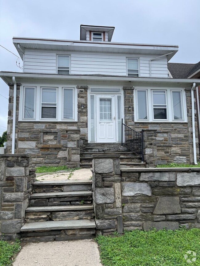 Building Photo - 341 Wanamaker Ave Unit 1st Floor Rental