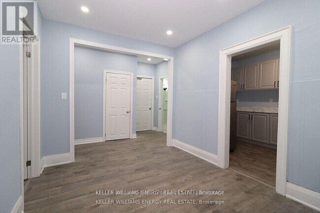 Photo - 84 Simcoe St N
