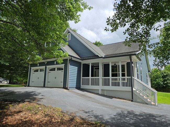 Building Photo - Spacious Hiram House on 1.37 Acres