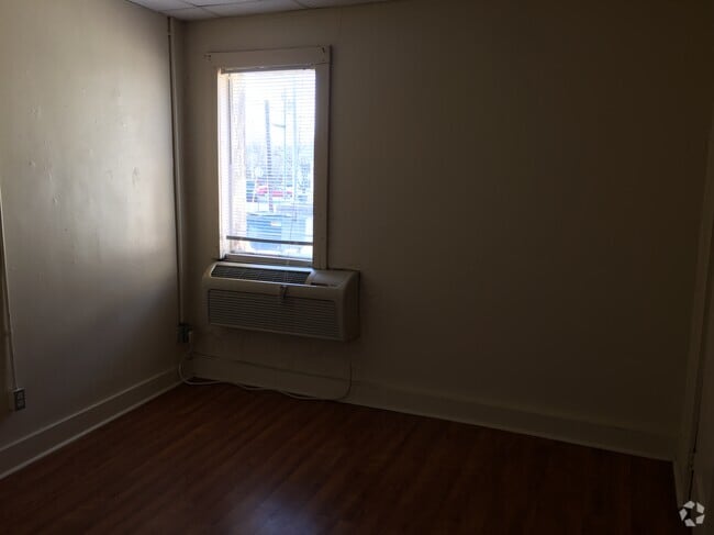 Building Photo - Broadway Apartments Unit 3