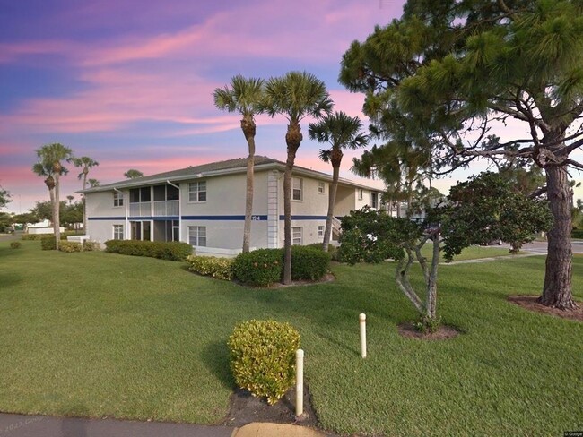 Building Photo - 1516 SE Royal Green Cir Unit #2XX