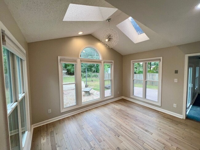 Photo - 412 Oxburgh Pl