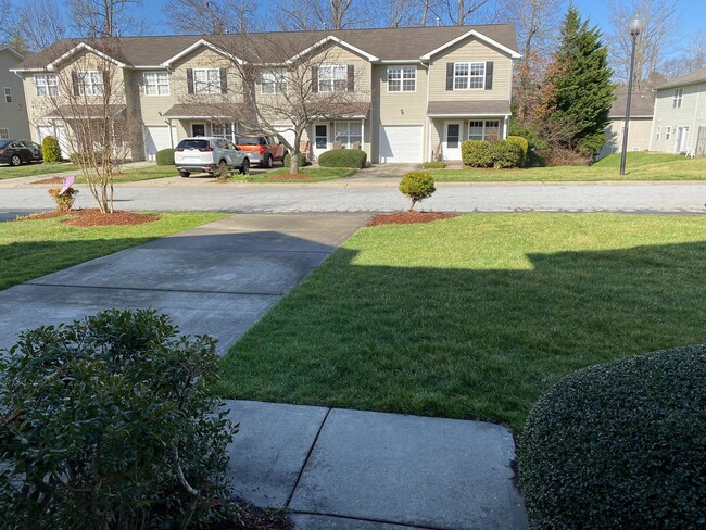 Fletcher - Updated Townhome with fenced pa... - Fletcher - Updated Townhome with fenced pa...