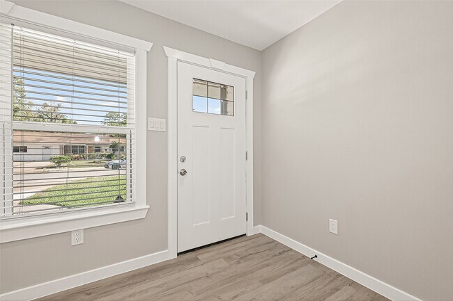 Photo - 10531 Royal Oaks Dr