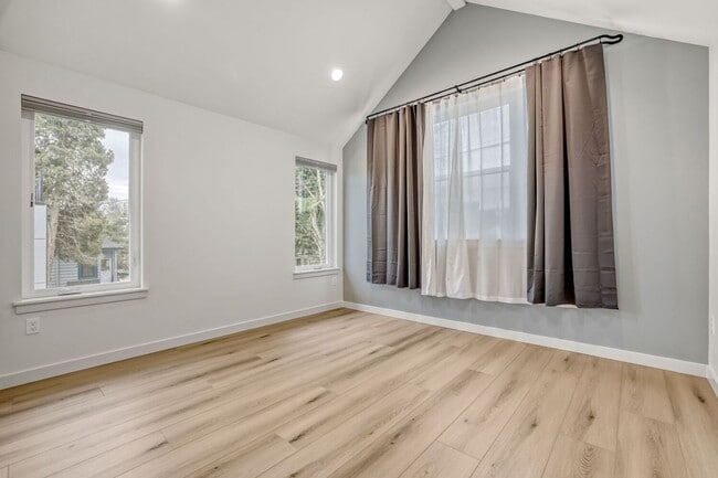 Photo - New Construction 2Bed/2Bath with Roof Top View of Green Lake!