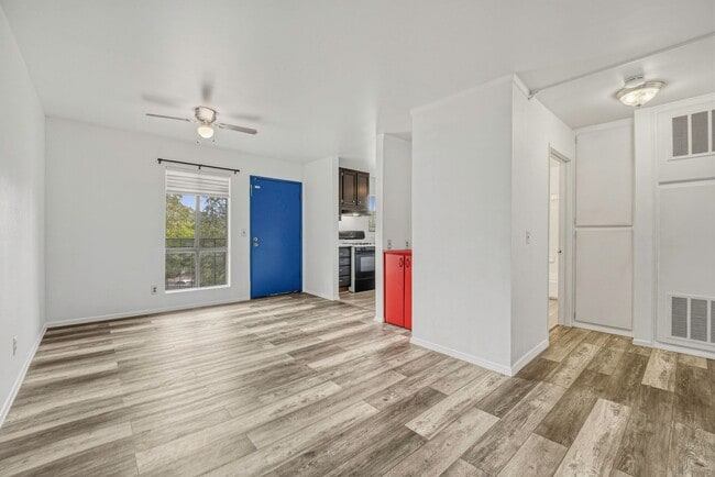 Building Photo - FALL IN LOVE with Highland Park Living! Unit 309