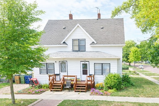 Building Photo - 325/327 3rd St NE Unit 327