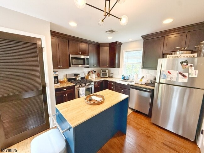 Building Photo - 27 Phoenix Ave Unit 2 Rental