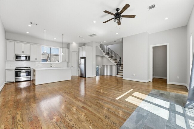 Photo - 816 W 22nd St