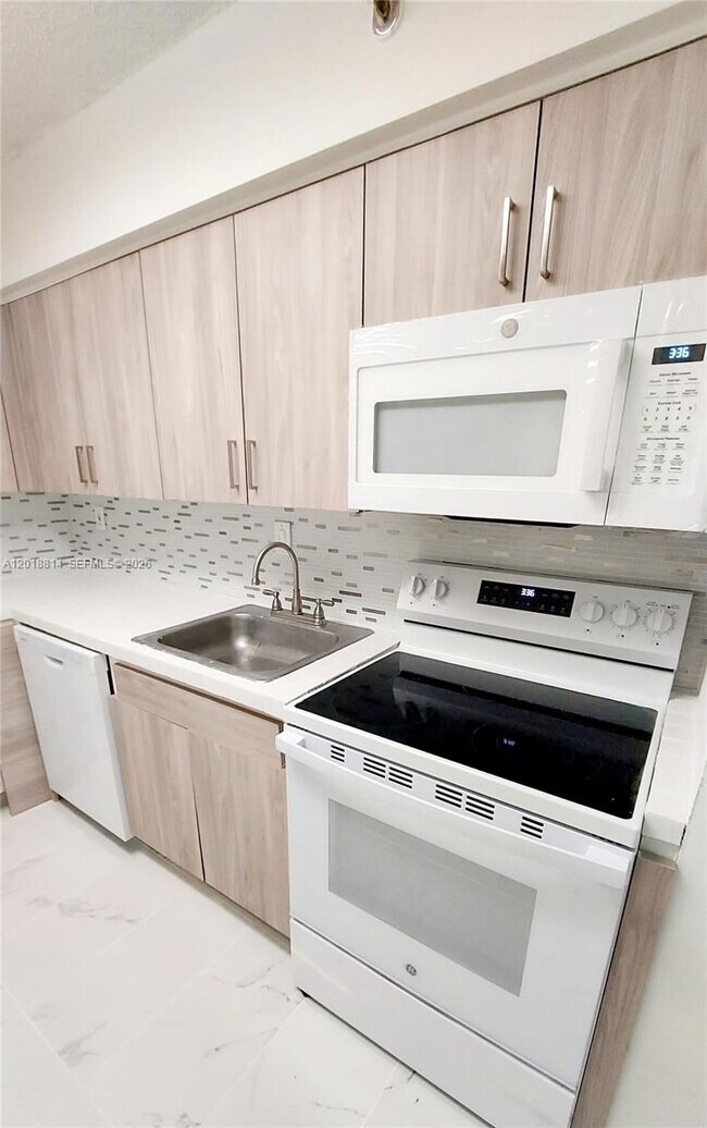 Building Photo - 3300 NE 192 St Unit 808