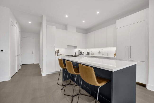 Photo - 1701 W Webster Ave Unit 205