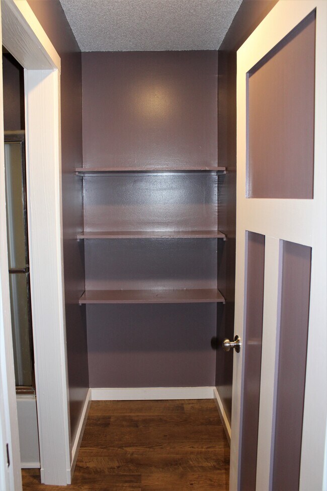 Full bathroom - 205 N Fairview St Unit 3