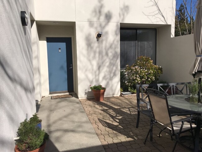 Building Photo - Studio available in quiet complex Rental