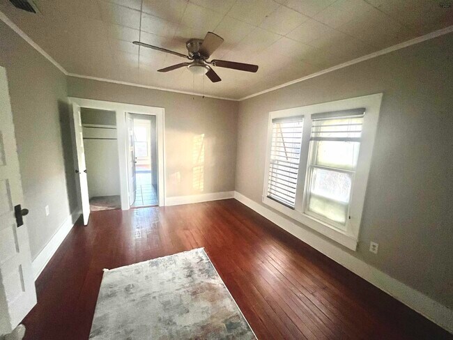 Photo - 2104 Taylor St