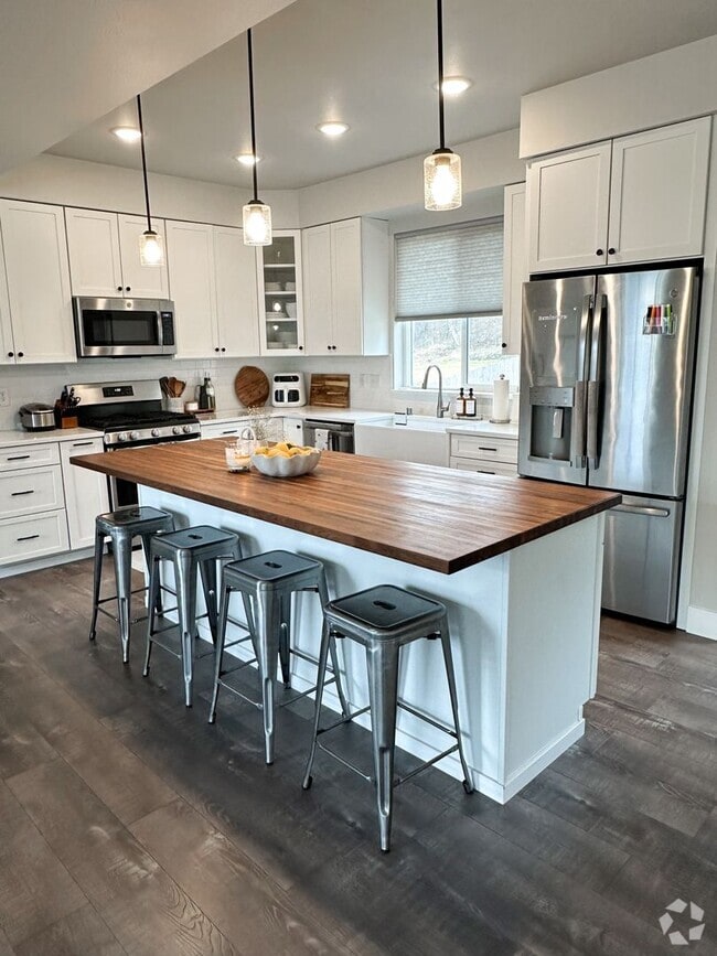 Building Photo - MASSIVE, CUSTOM 4B/2.5B Eagle River Home! ...