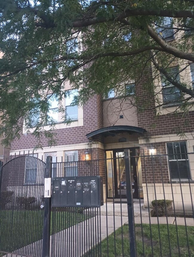 Building Photo - 5911 W Corcoran Pl Unit 3W Rental