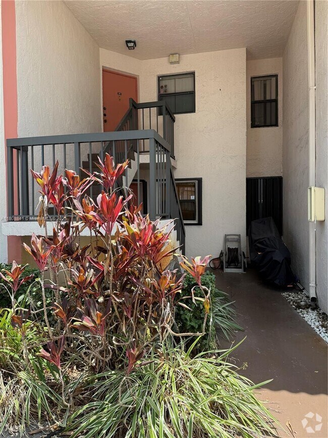 Building Photo - 852 NE 209th St Unit 102 Rental