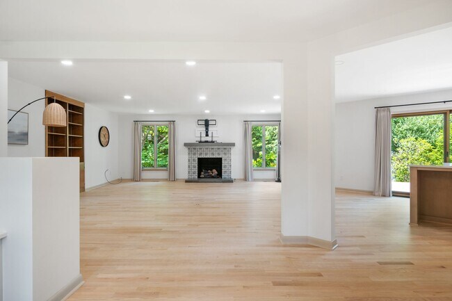 Photo - 5 Bed/4.5 Bath Undergrads OK Close to VT