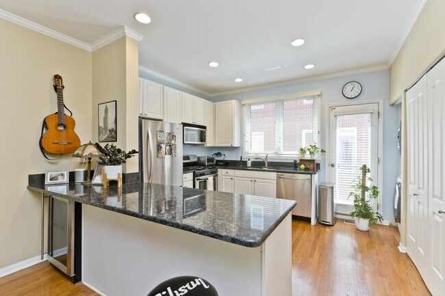 Photo - 3 bedroom in Chicago IL 60660