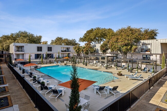 Building Photo - The Ashley at Bluffview Apartments