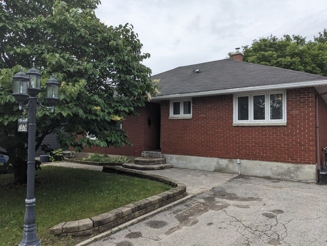 Photo - 1576 Maxime St Unit Upper