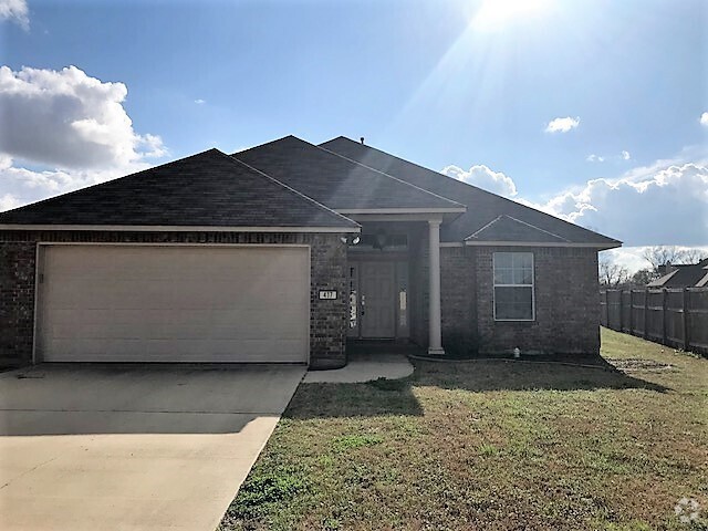 Building Photo - Beautiful Well Kept Home In Savannah Place...