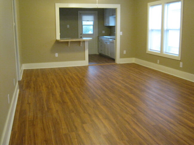 Open Dining area - 1125 E Moses St Casa