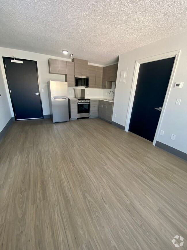 Building Photo - RARE - 2 bed 2 bath in fully renovated com... Rental