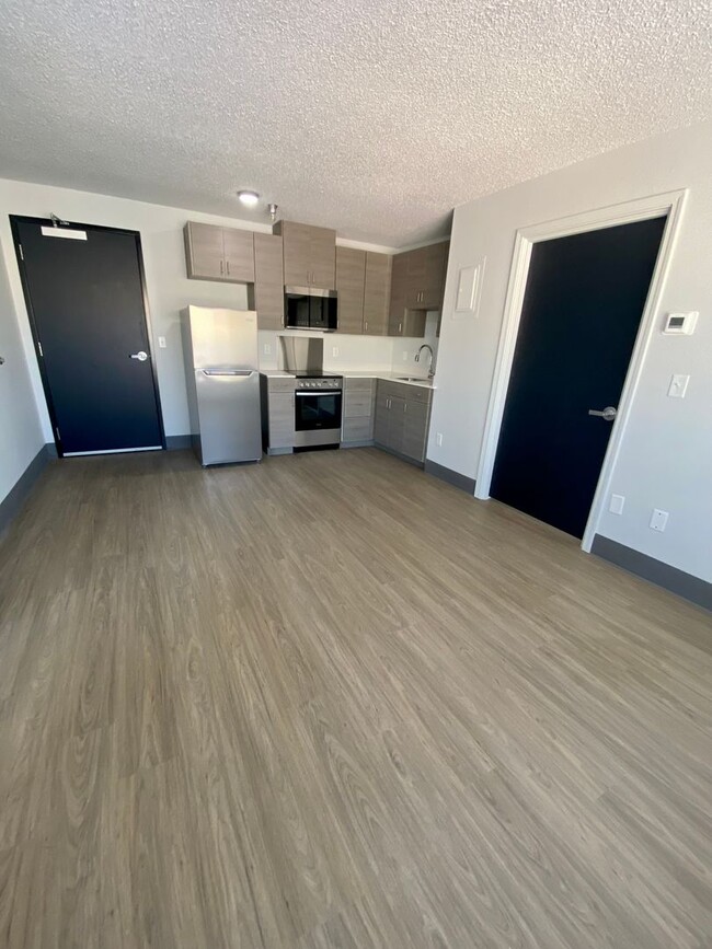 RARE - 2 bed 2 bath in fully renovated com... - RARE - 2 bed 2 bath in fully renovated com... House