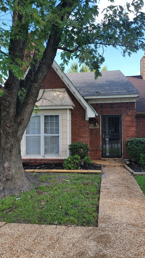 Building Photo - Spacious 2 bedroom, 2 bath town home for lease