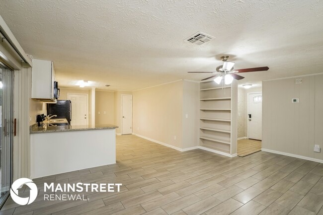 Photo - 960 Dostie Cir
