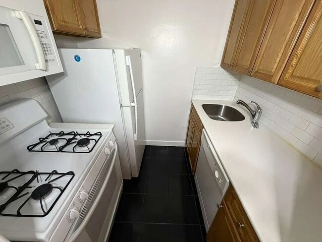 Building Photo - 83-33 118th St Unit 3