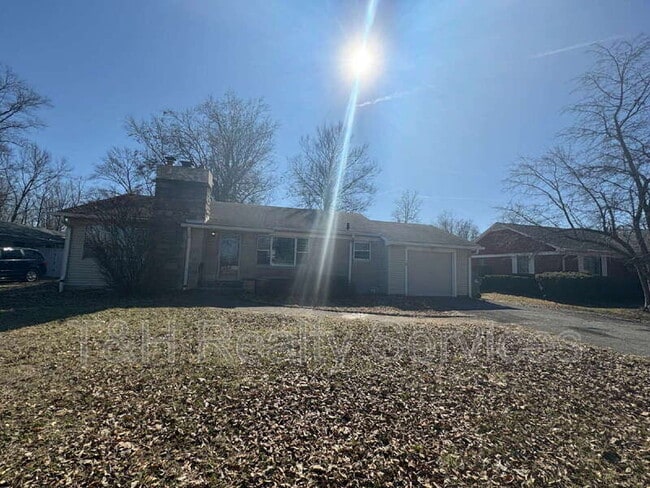 Building Photo - 9627 E 10th St