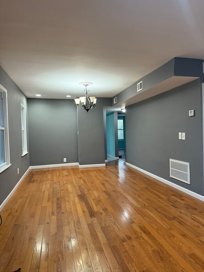 Building Photo - 96 Tremont Ave Unit 2