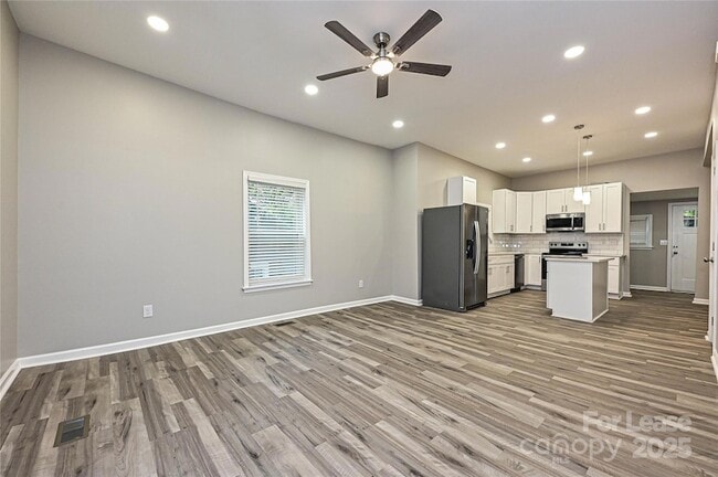 Photo - 117 W Henderson St