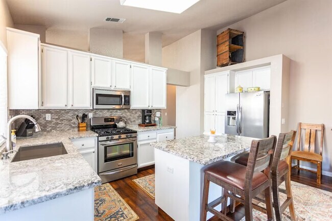 Cocina espaciosa con isla central y electrodomésticos Frigidaire. - 9316 Caulfield Dr